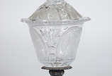 Compoteira de cristal com base de metal, altura... - Compoteira de cristal com base de metal, altura 43 cm.