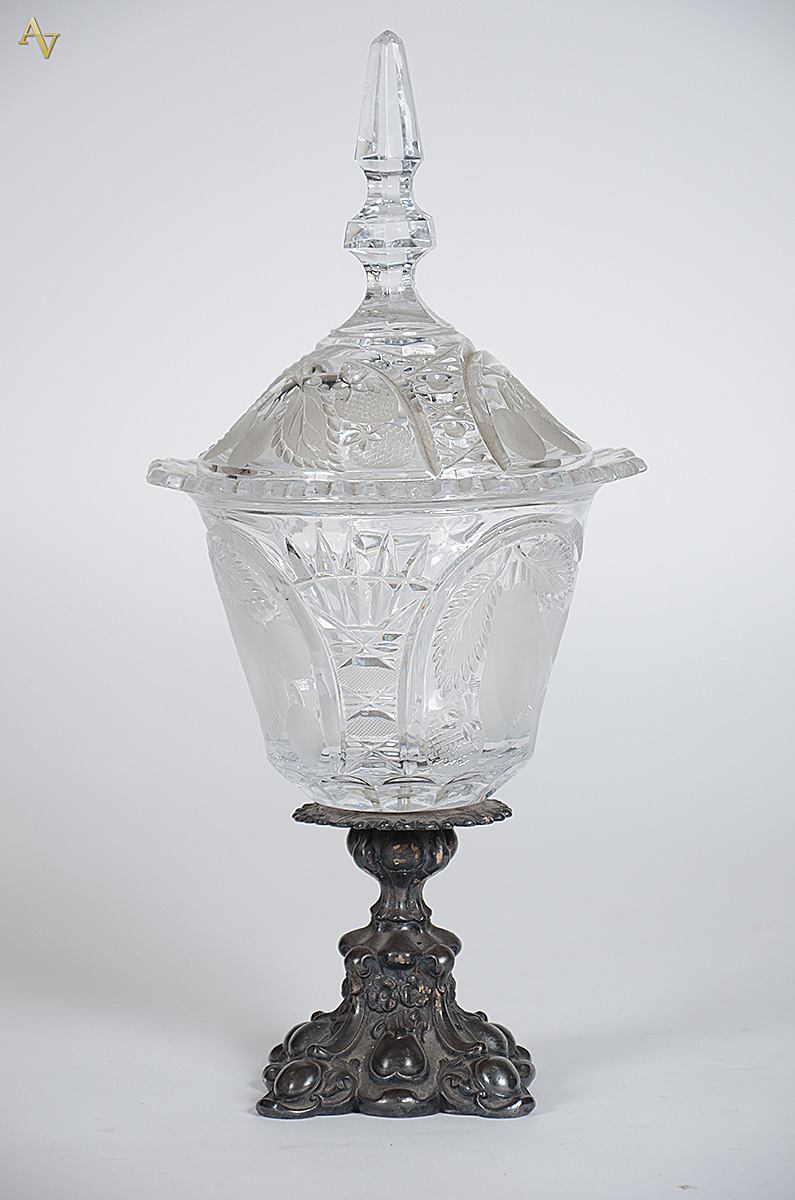 Compoteira de cristal com base de metal, altura 43 cm.