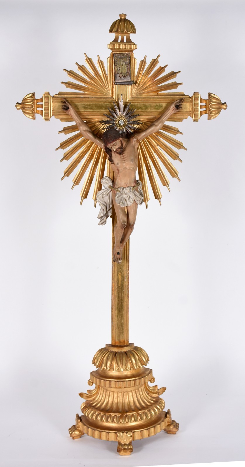 Crucifixo de madeira dourada com figura de Cristo ricamente... - foto 1 de 8