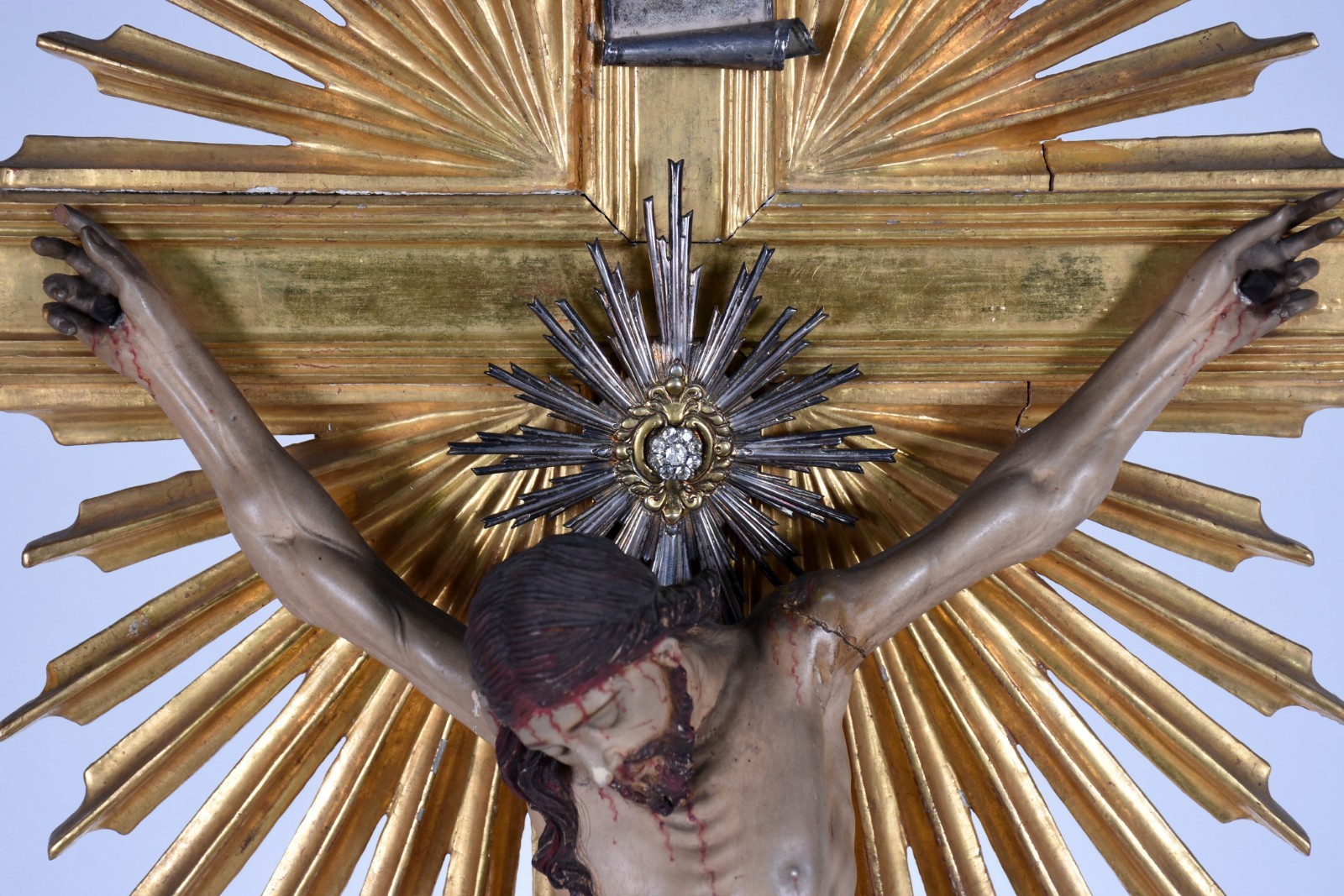 Crucifixo de madeira dourada com figura de Cristo ricamente... - foto 2 de 8