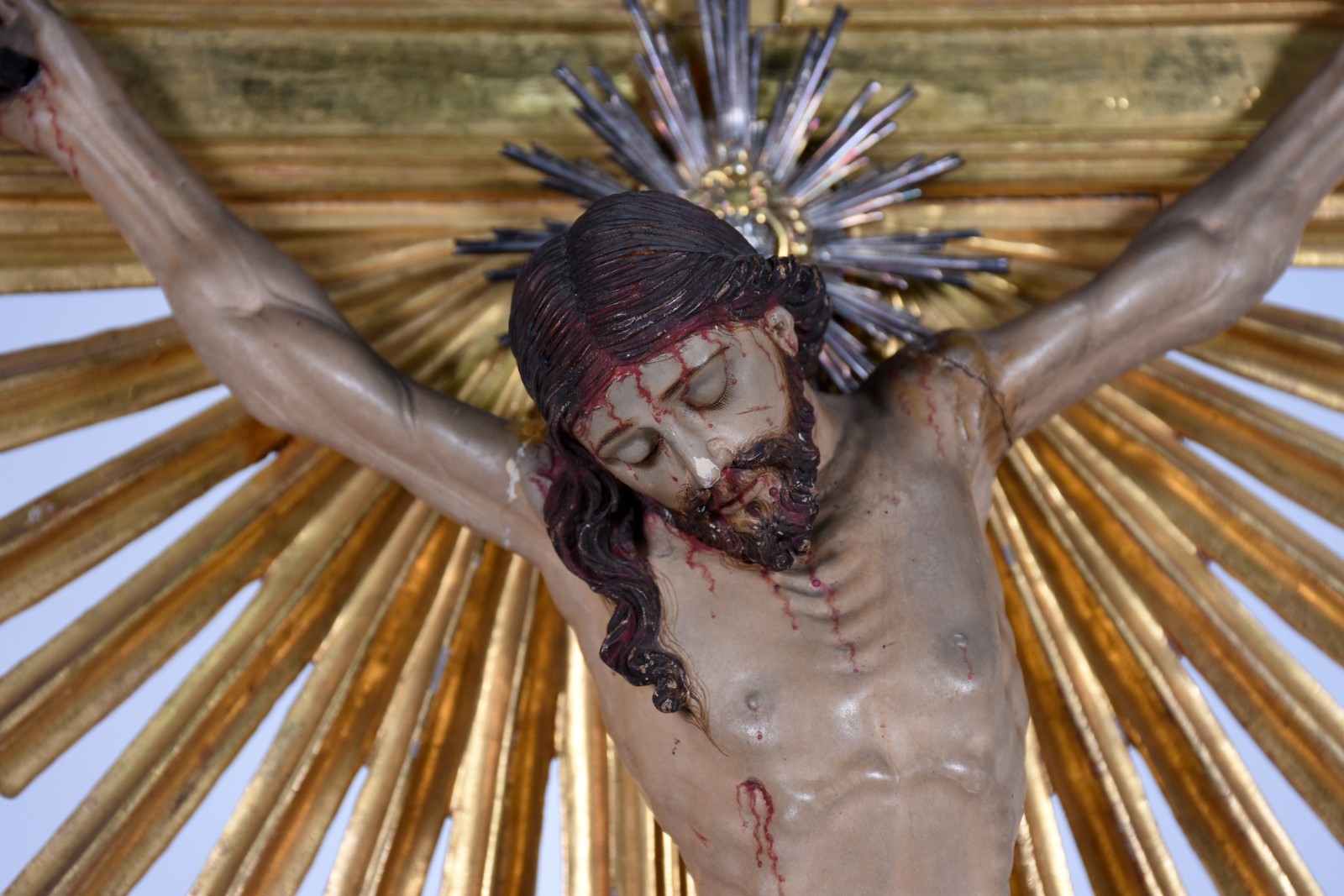 Crucifixo de madeira dourada com figura de Cristo ricamente... - foto 3 de 8