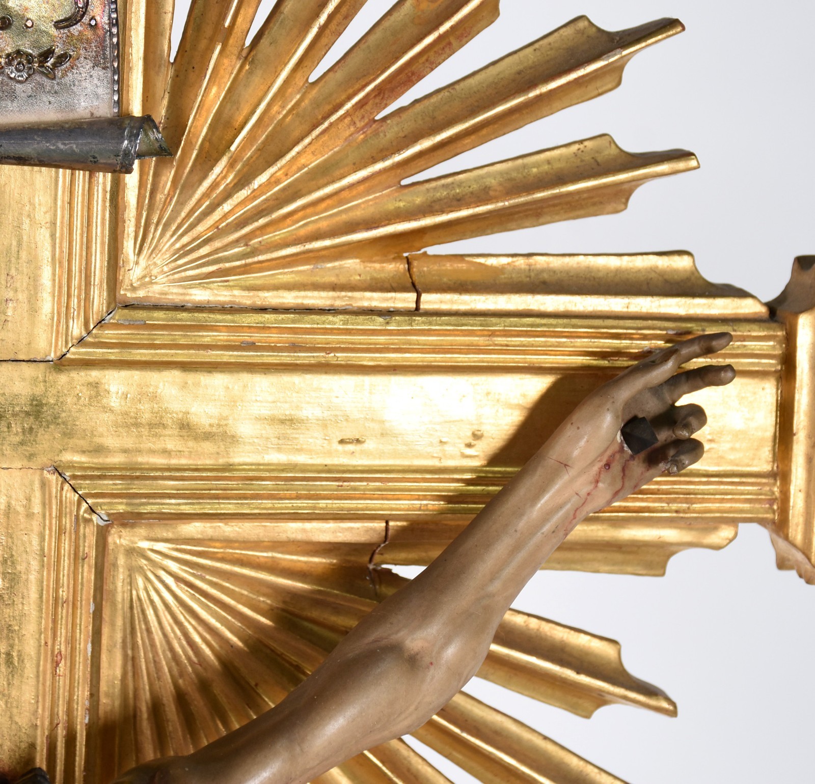 Crucifixo de madeira dourada com figura de Cristo ricamente... - foto 4 de 8