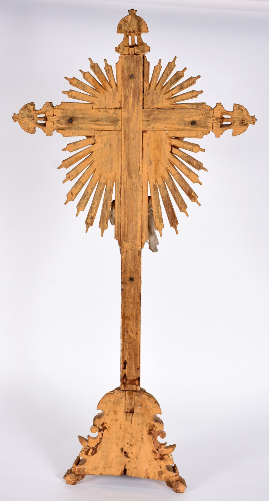Crucifixo de madeira dourada com figura de Cristo ricamente... - foto 5 de 8