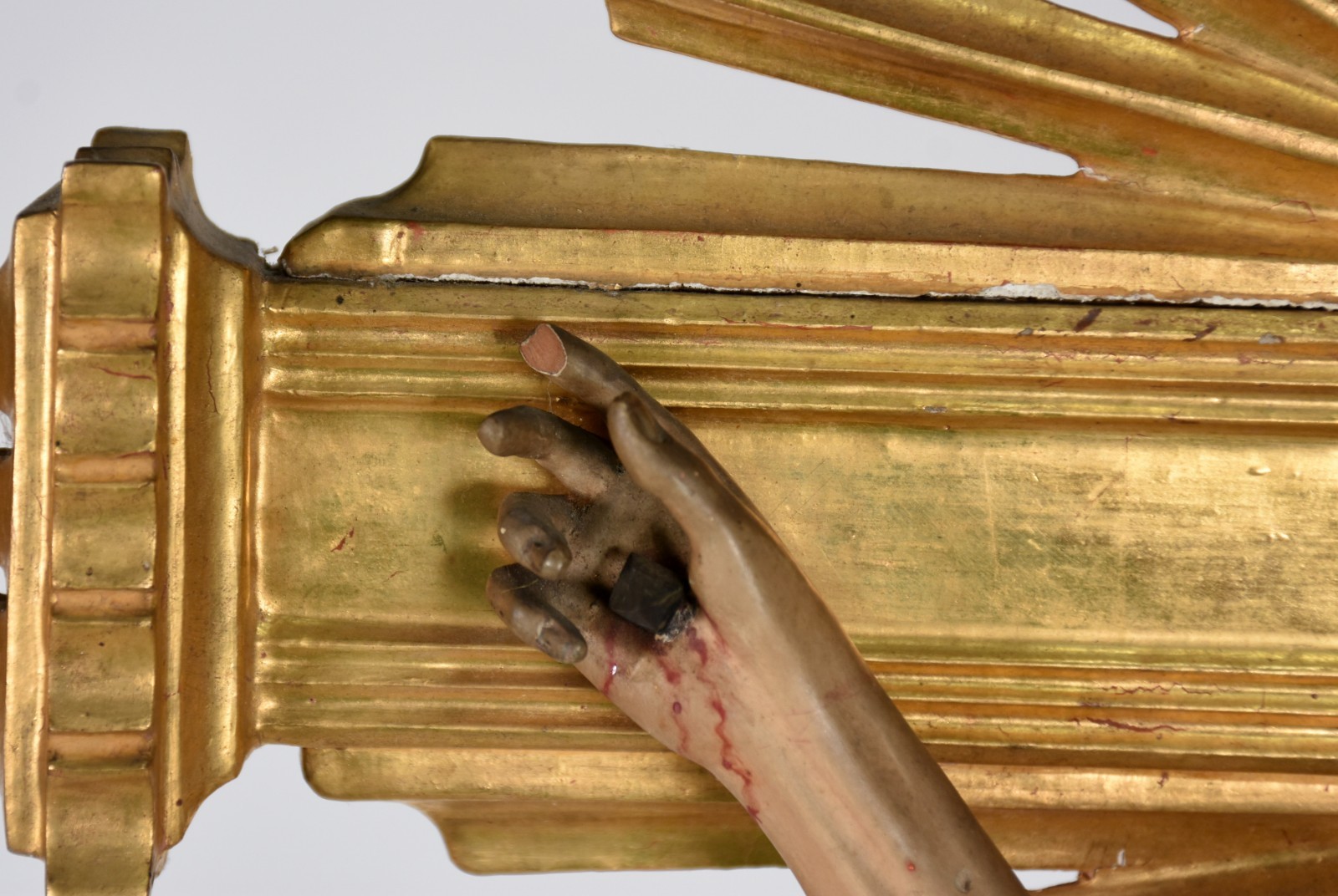 Crucifixo de madeira dourada com figura de Cristo ricamente... - foto 6 de 8