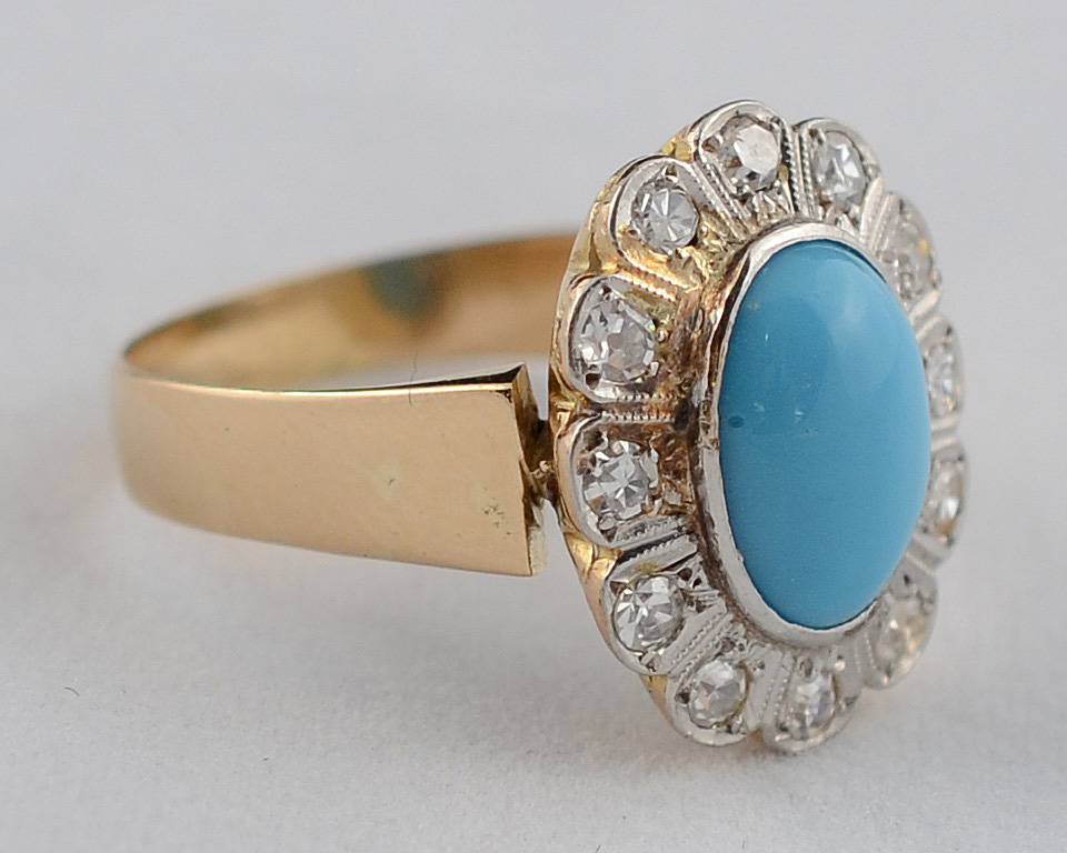 Anel de ouro 18 k com cabochão de turquesa cercado de brilhantes... - foto 1 de 2