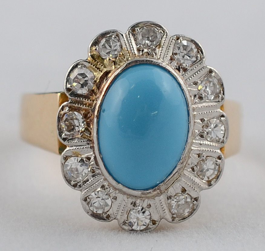Anel de ouro 18 k com cabochão de turquesa cercado de brilhantes... - foto 2 de 2