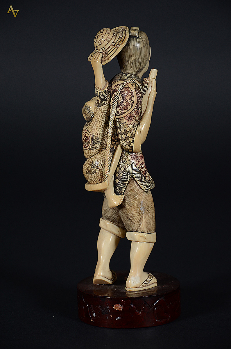 Escultura de marfim representando homem japonês carregando menino... - foto 2 de 2