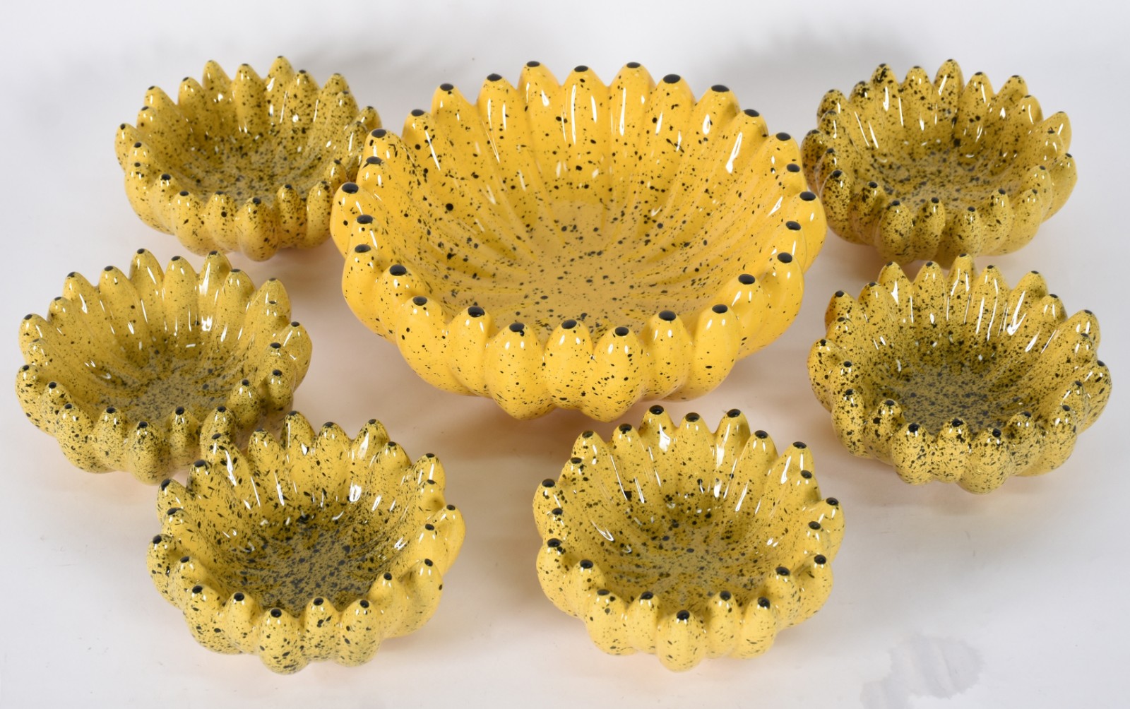 Conjunto de saladeira com seis bowls feitio banana. - foto 2 de 3
