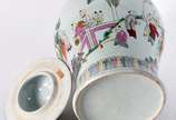 Grande potiche de porcelana oriental policromada. - Grande potiche de porcelana oriental policromada.