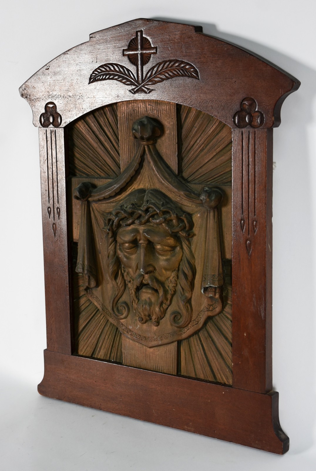 Placa sacra com rosto de Cristo em metal e moldura de madeira. - foto 2 de 3