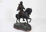 Escultura de petit bronze representando mouro a... - Escultura de petit bronze representando mouro a cavalo (no estado). Altura 81 cm.