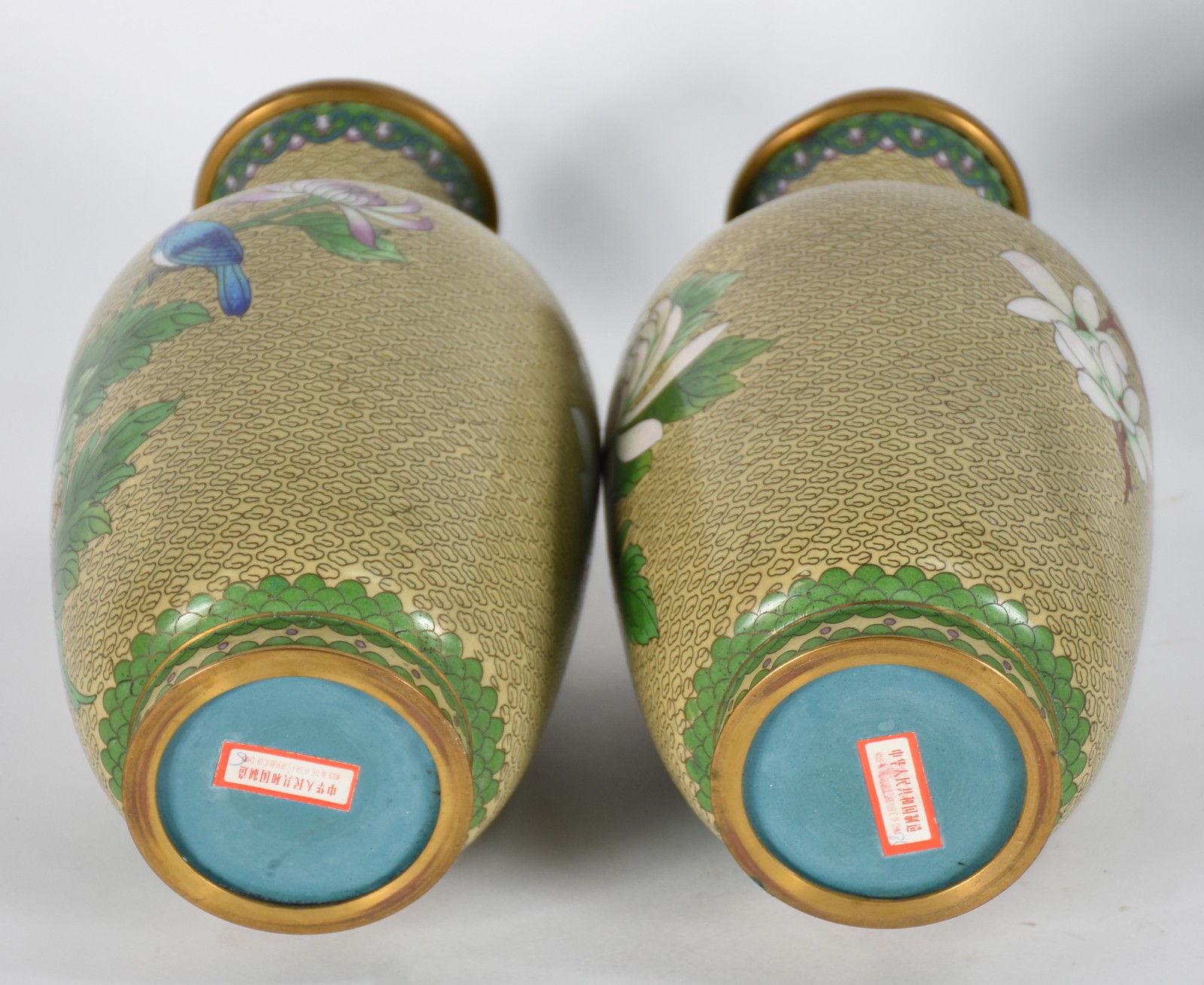 Par de vasos e prato de cloisone com bases de madeira, decoração... - foto 4 de 5