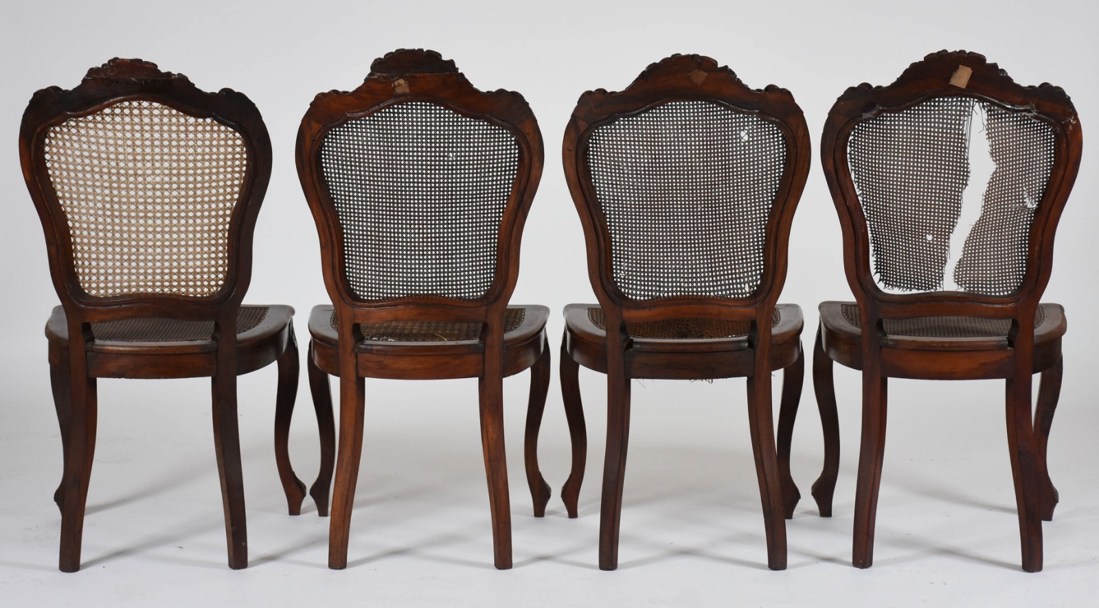 Conjunto de sala de visitas de madeira nobre composto de 4 cadeiras... - foto 10 de 10