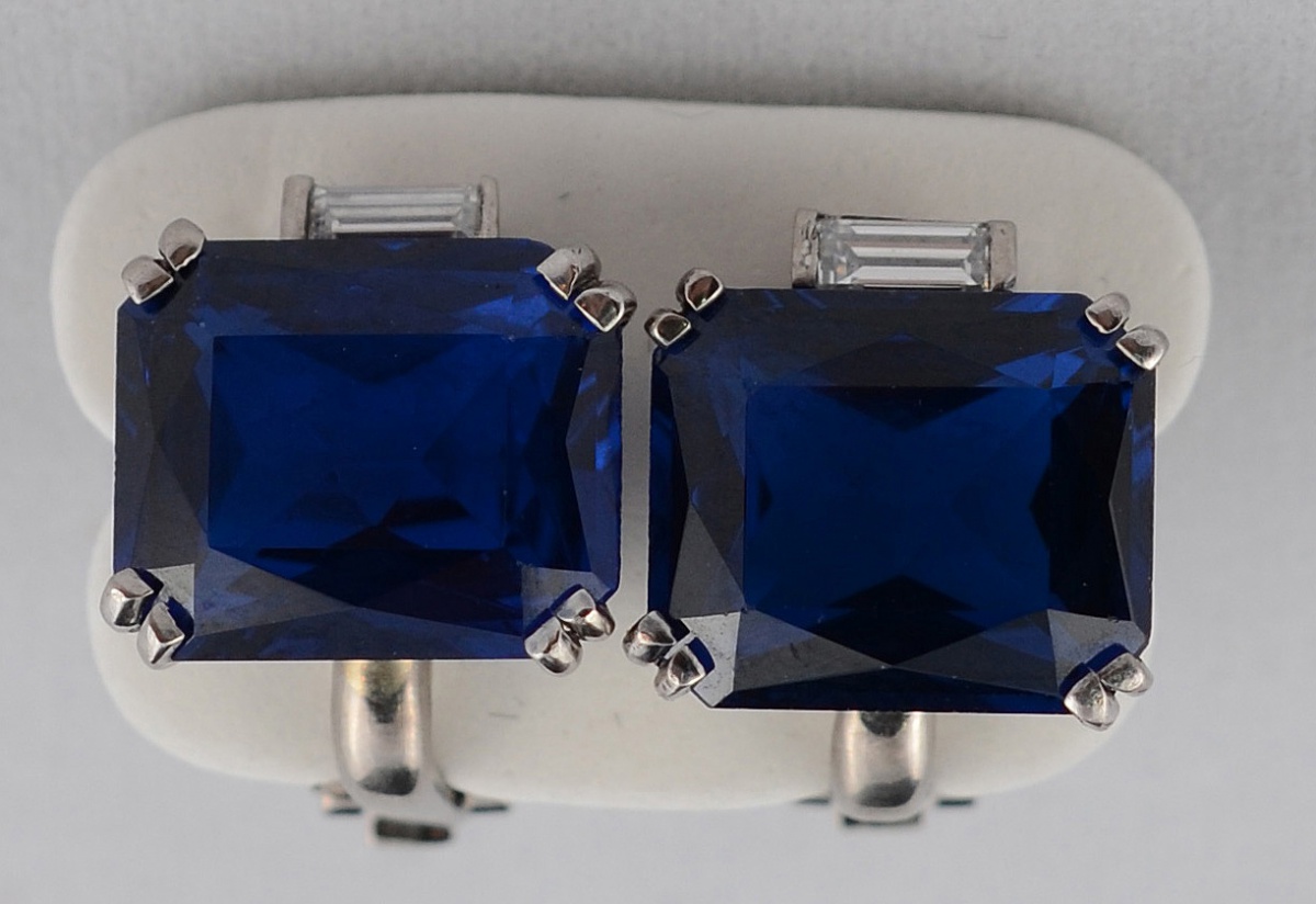 Par de brincos em ouro 14 k padrão U.S.A. com dois baguetes de...