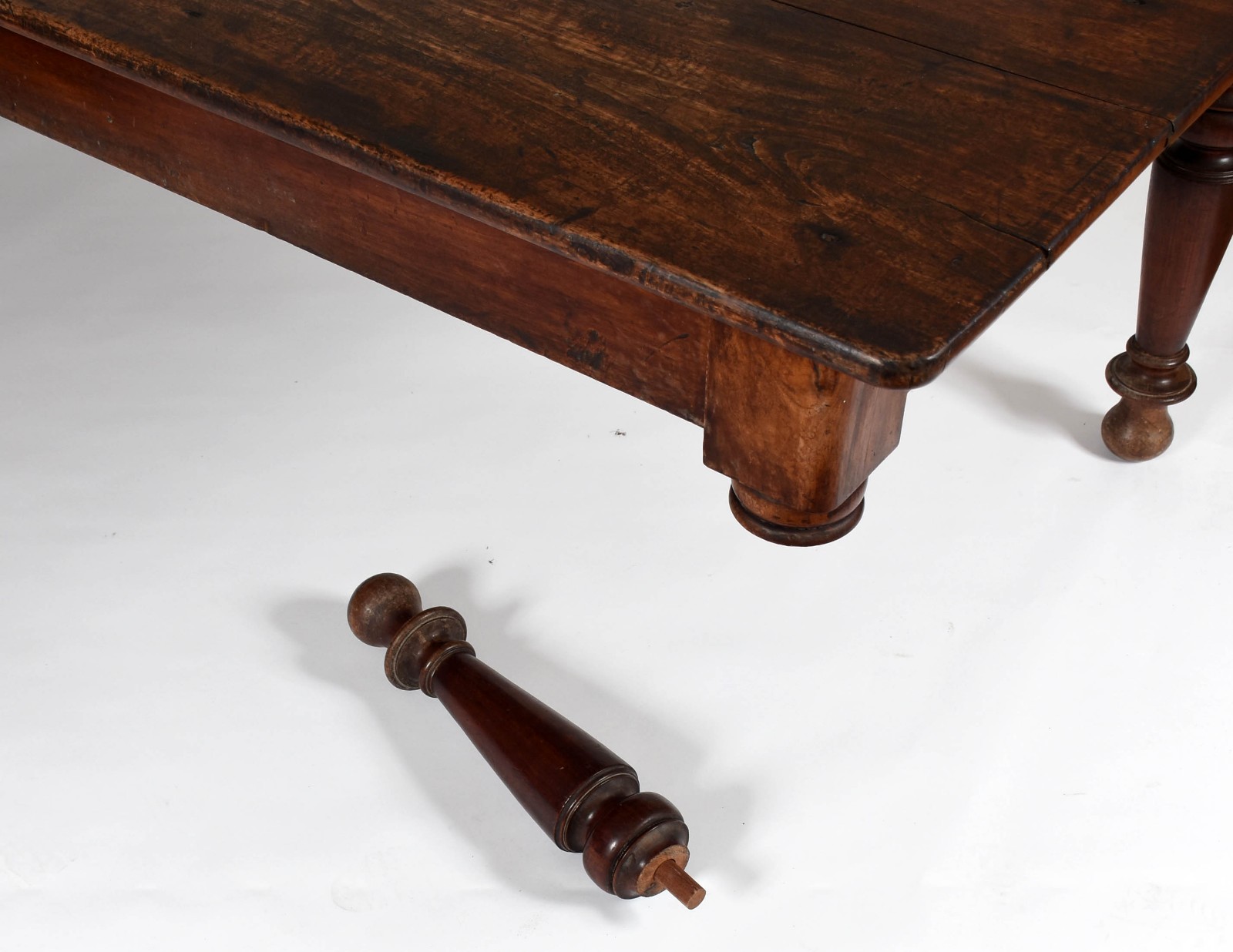 Mesa de jantar de madeira nobre, século XIX, quatro pernas torneadas... - foto 6 de 7