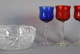 Quatro peças sendo; 1 bowl de cristal e 3 cálic... - Quatro peças sendo; 1 bowl de cristal e 3 cálices de pé alto (2 na cor rubi e 1 na cor azul).
