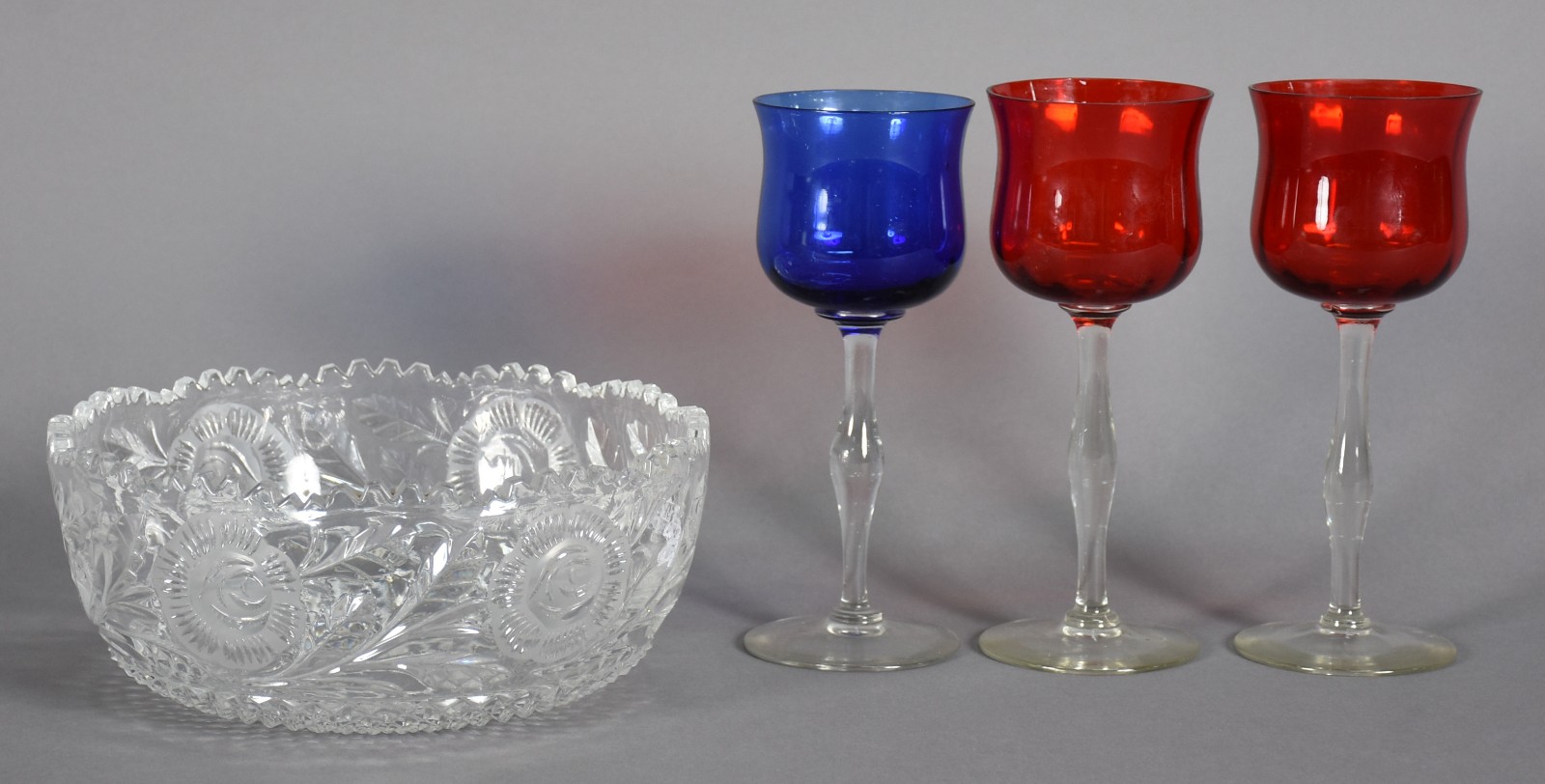 Quatro peças sendo; 1 bowl de cristal e 3 cálices de pé alto (2 na... - foto 1 de 3