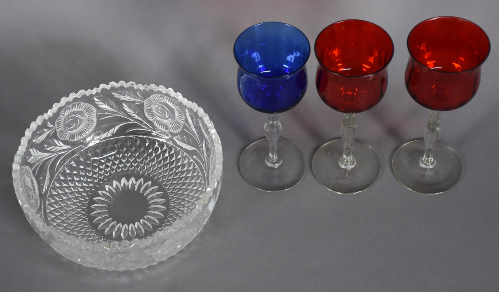 Quatro peças sendo; 1 bowl de cristal e 3 cálices de pé alto (2 na... - foto 2 de 3