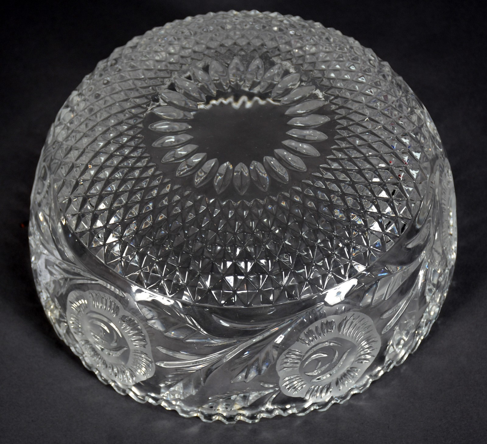 Quatro peças sendo; 1 bowl de cristal e 3 cálices de pé alto (2 na... - foto 3 de 3