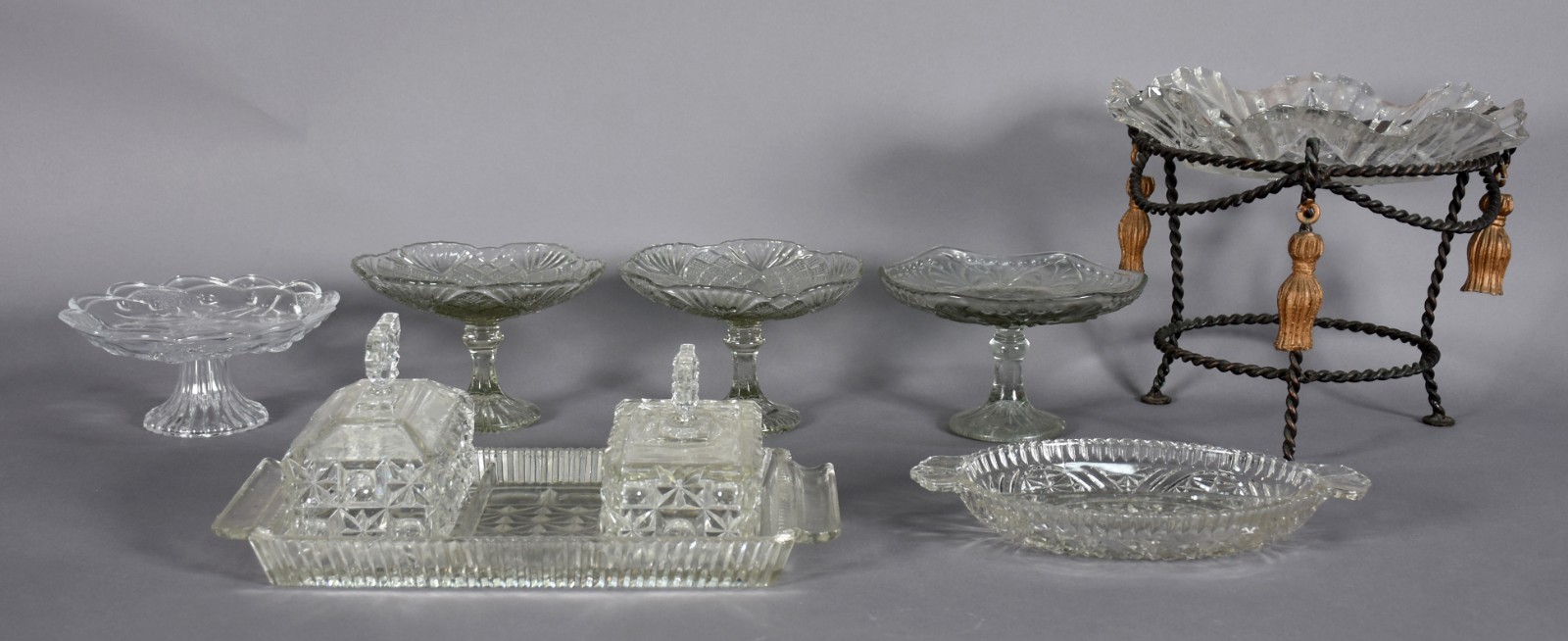 Sete peças de vidro, sendo fruteira com base de metal, 3 pequenas... - foto 1 de 3