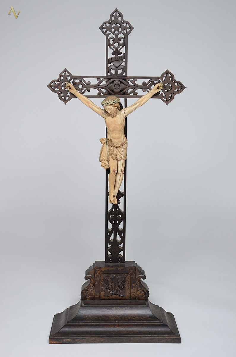 Belíssimo crucifixo de madeira entalhada e vazada com figura de... - foto 1 de 2