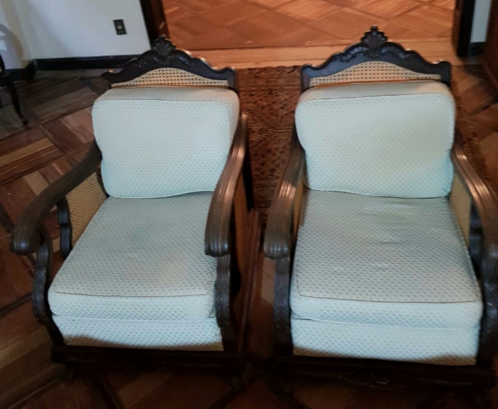 Sofá de 3 lugares de madeira e duas poltronas com assento e encosto... - foto 2 de 3