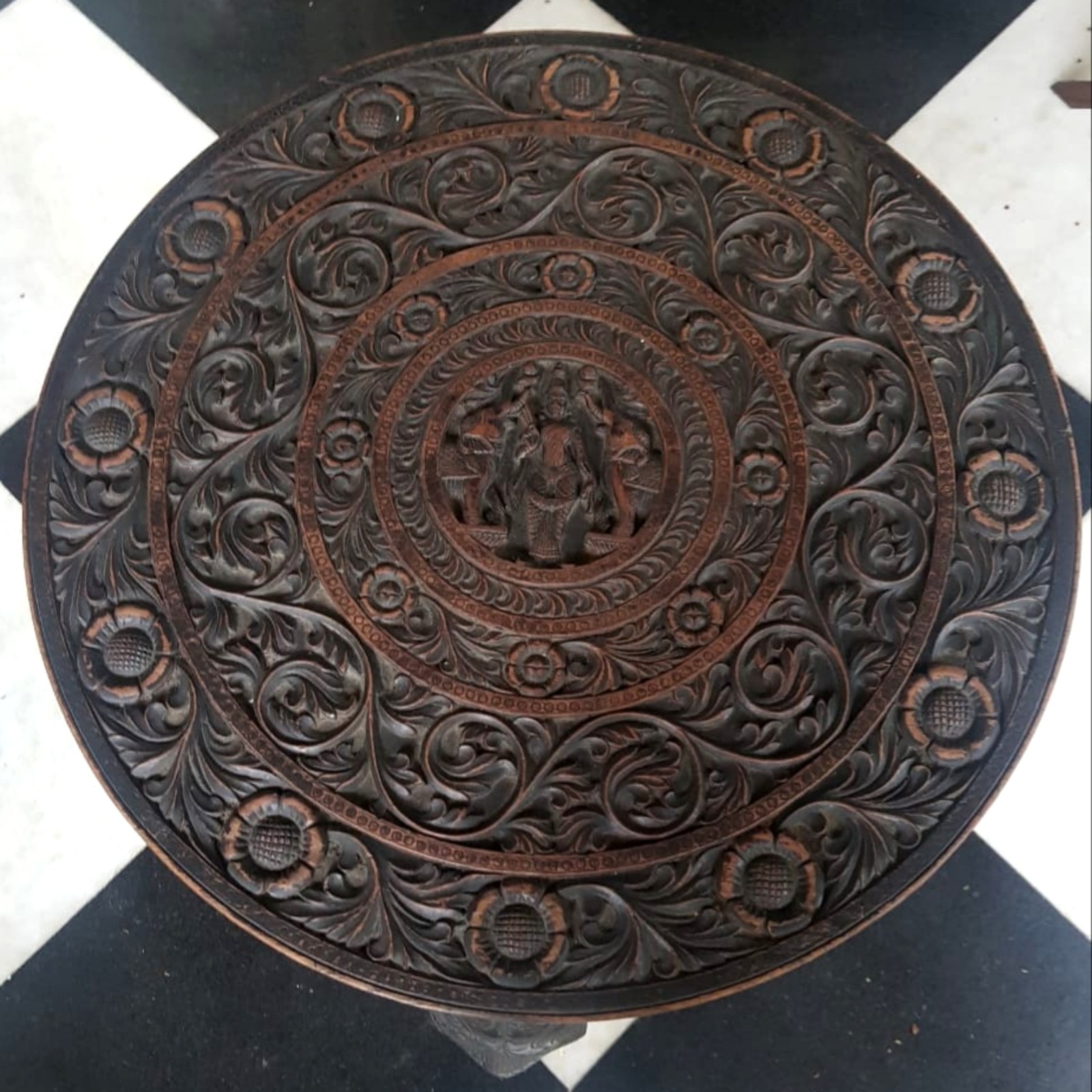 Mesa de madeira entalhada com pés na forma de elefante com presas de... - foto 2 de 3