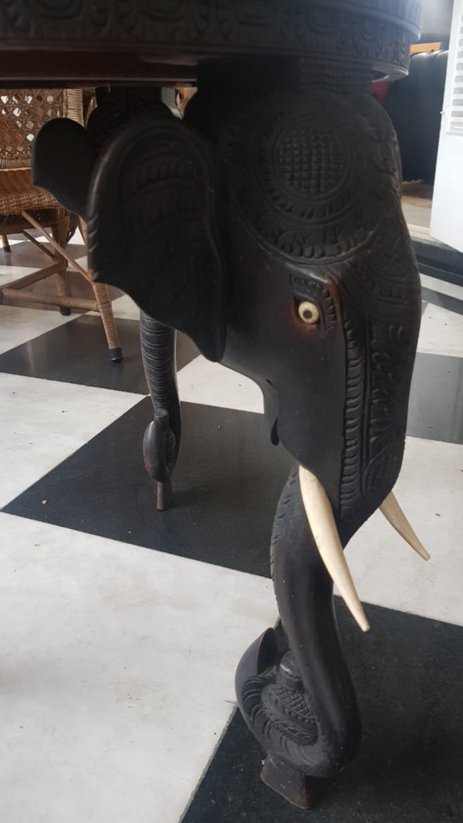 Mesa de madeira entalhada com pés na forma de elefante com presas de... - foto 3 de 3