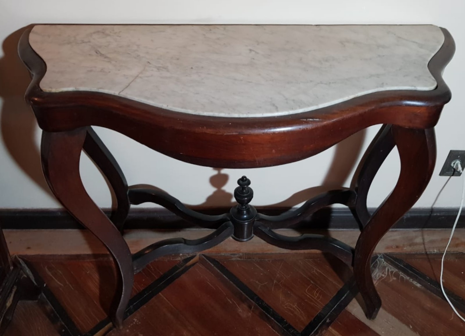 Par de consoles de madeira e tampo de mármore (retirada na... - foto 2 de 2