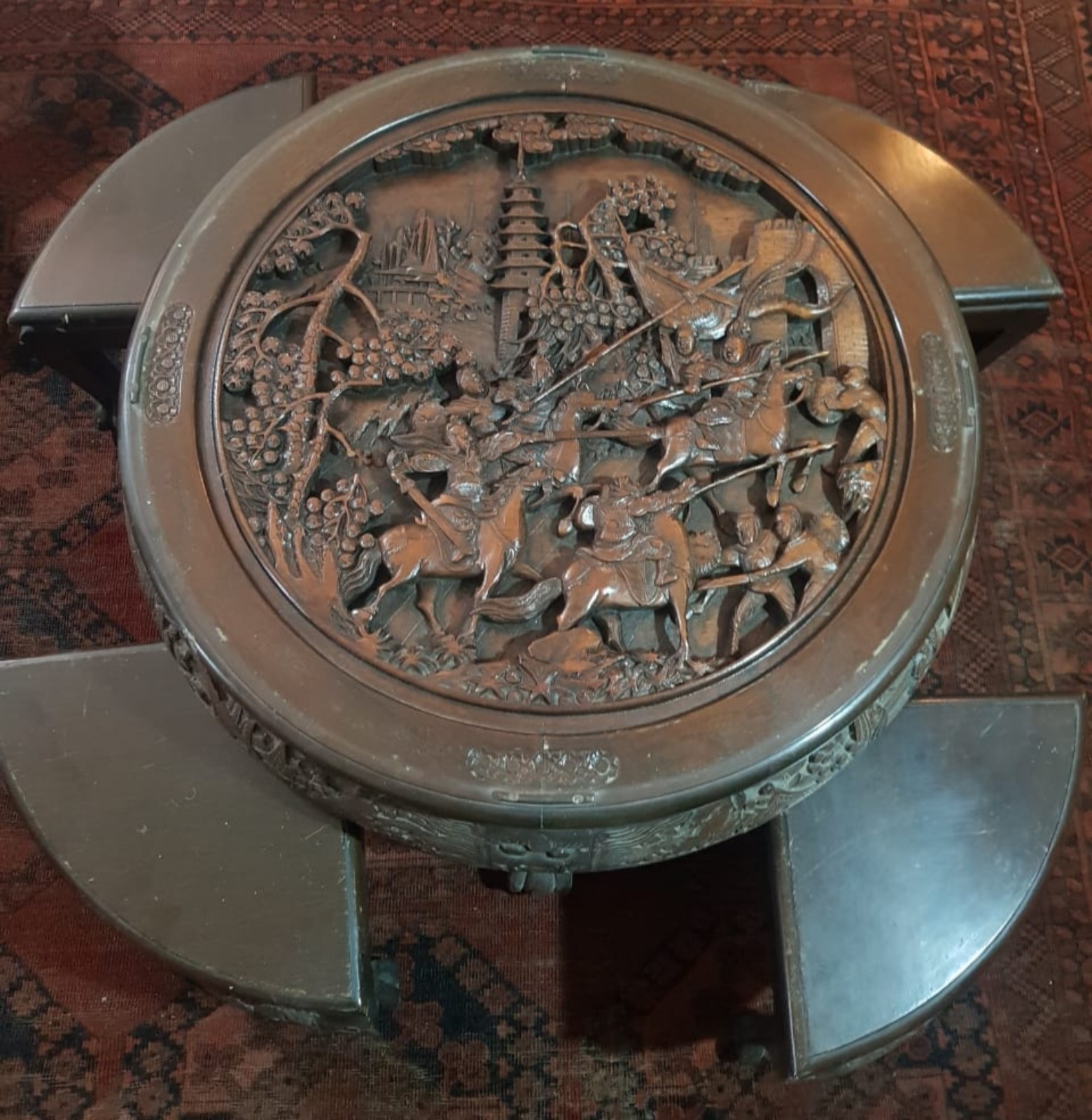 Mesa de madeira com cena de guerra em relevo e 4 banquinhos (retirada... - foto 2 de 4