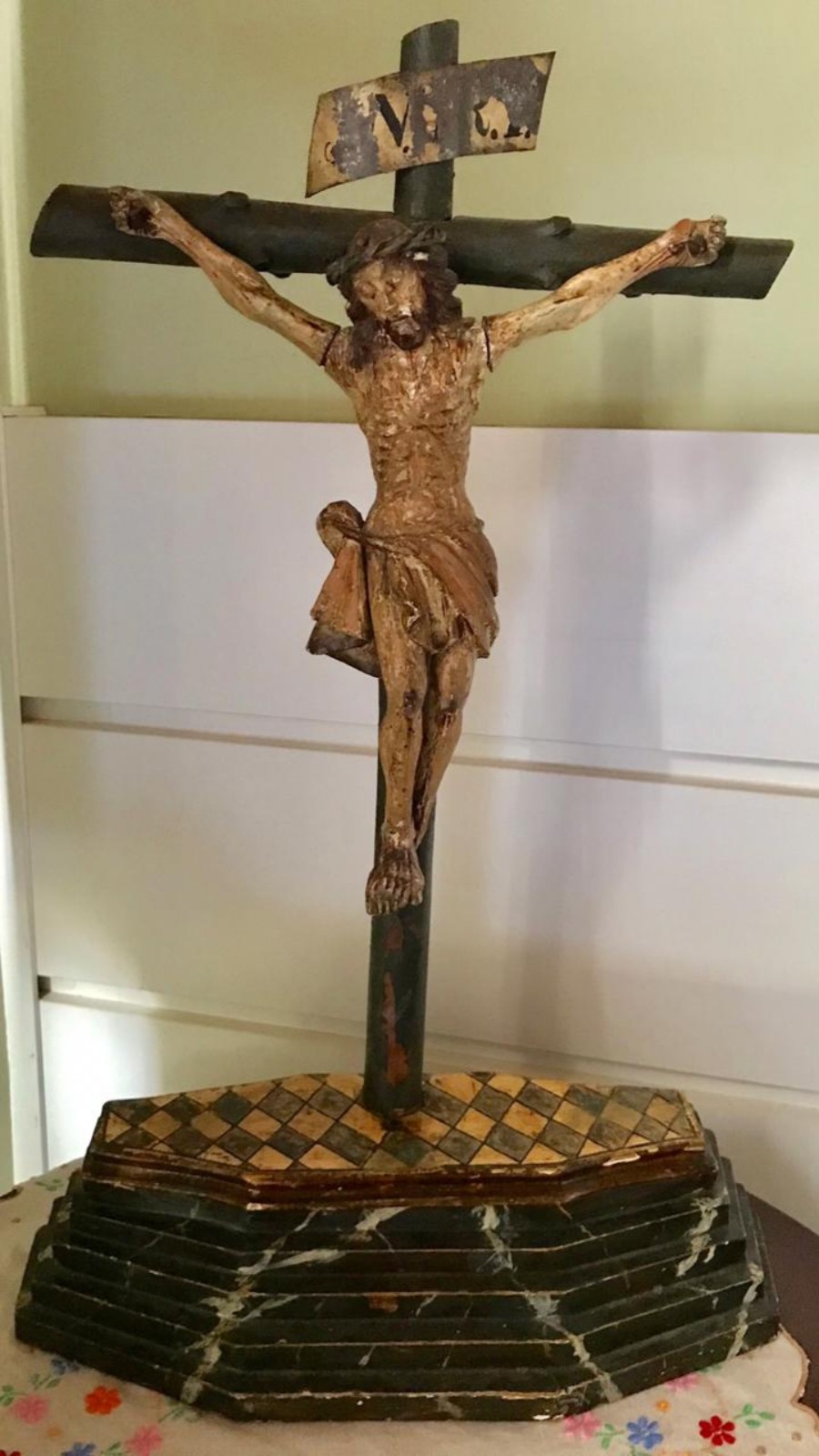Crucifixo de madeira nobre com imagem de Cristo ricamente entalhada e... - foto 1 de 2