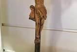 Crucifixo de madeira nobre com imagem de Cristo... - Crucifixo de madeira nobre com imagem de Cristo ricamente entalhada e policromada (altura da base  8cm, largura da base 36 cm, altura só do Cris...