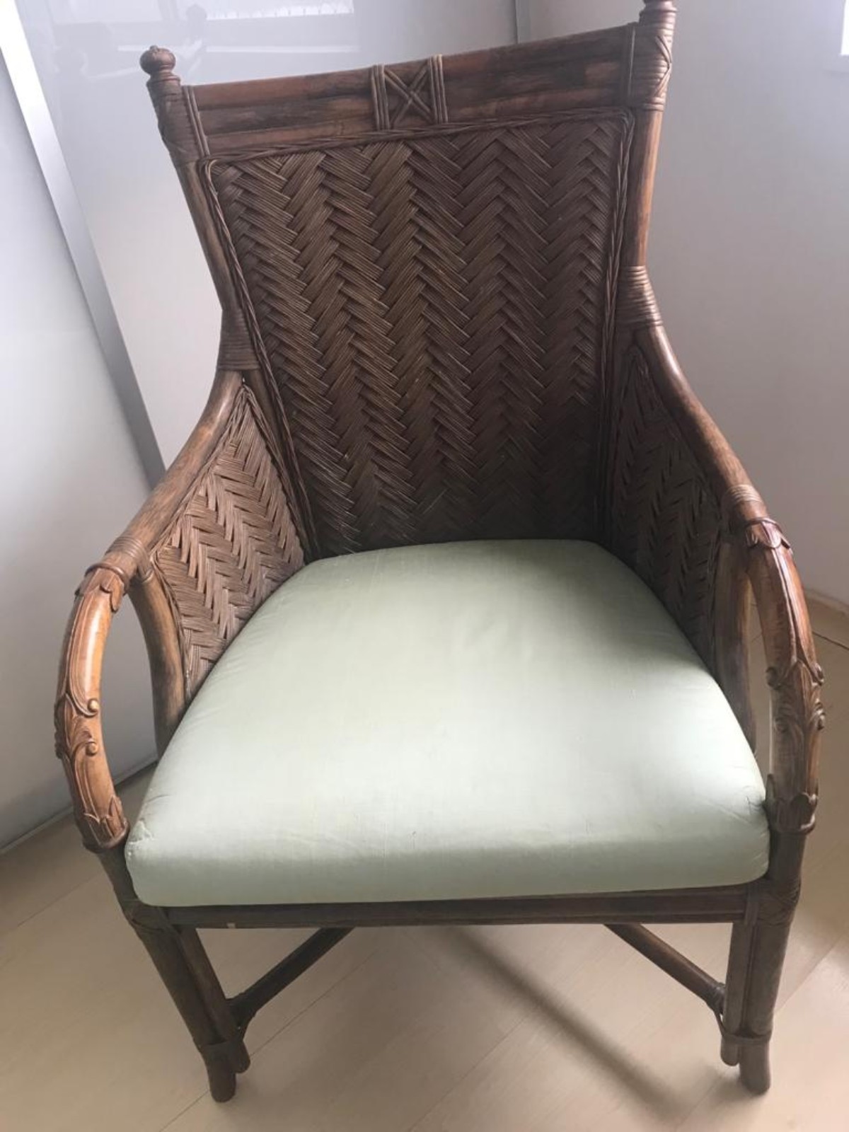 Quatro cadeiras de braço com encosto de rattan trançado e assento... - foto 2 de 2