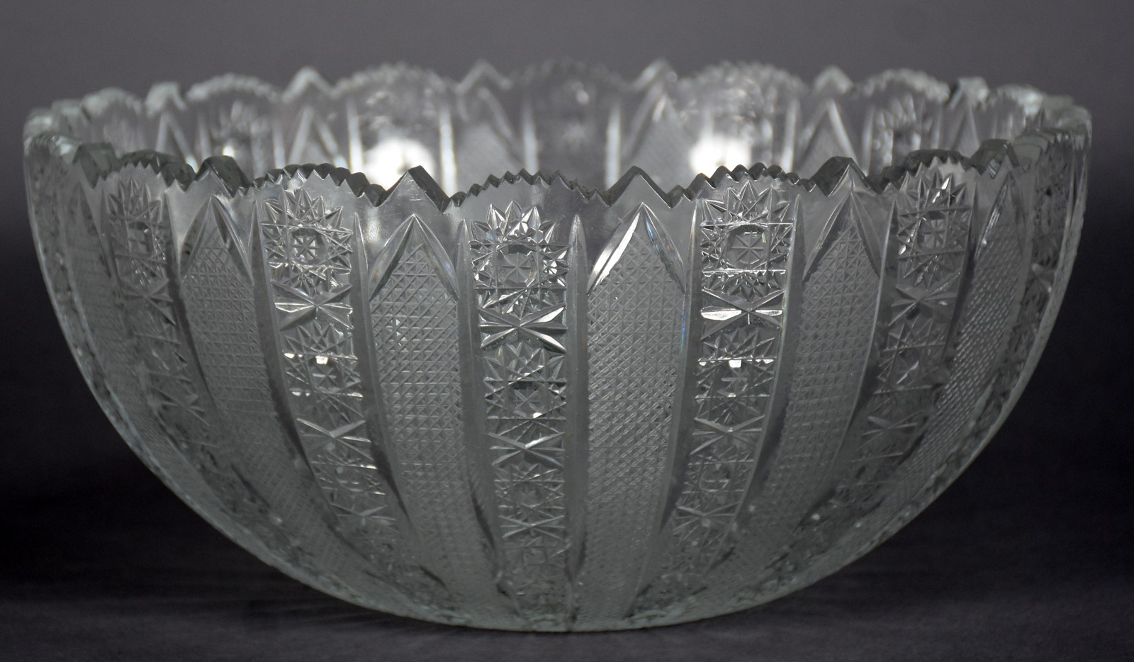 Bowl de cristal tcheco lapidado (com alguns bicados). - foto 1 de 3