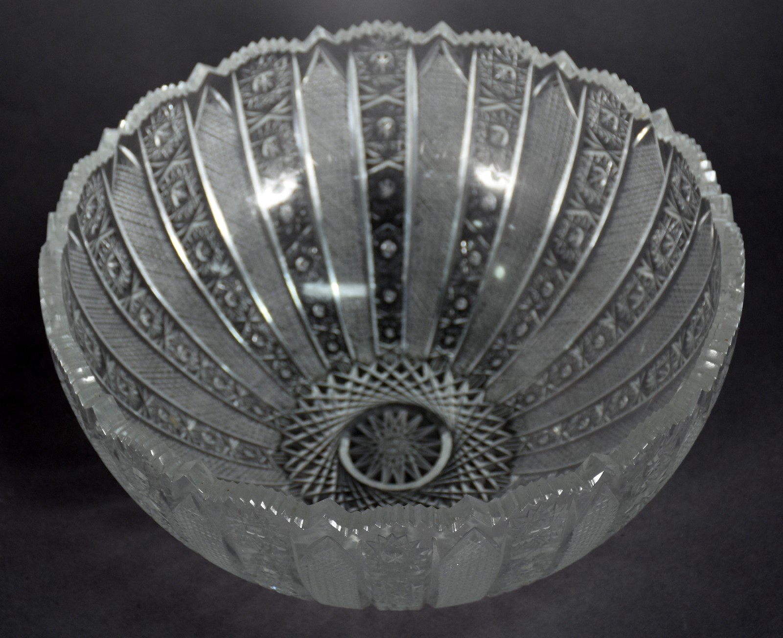 Bowl de cristal tcheco lapidado (com alguns bicados). - foto 2 de 3