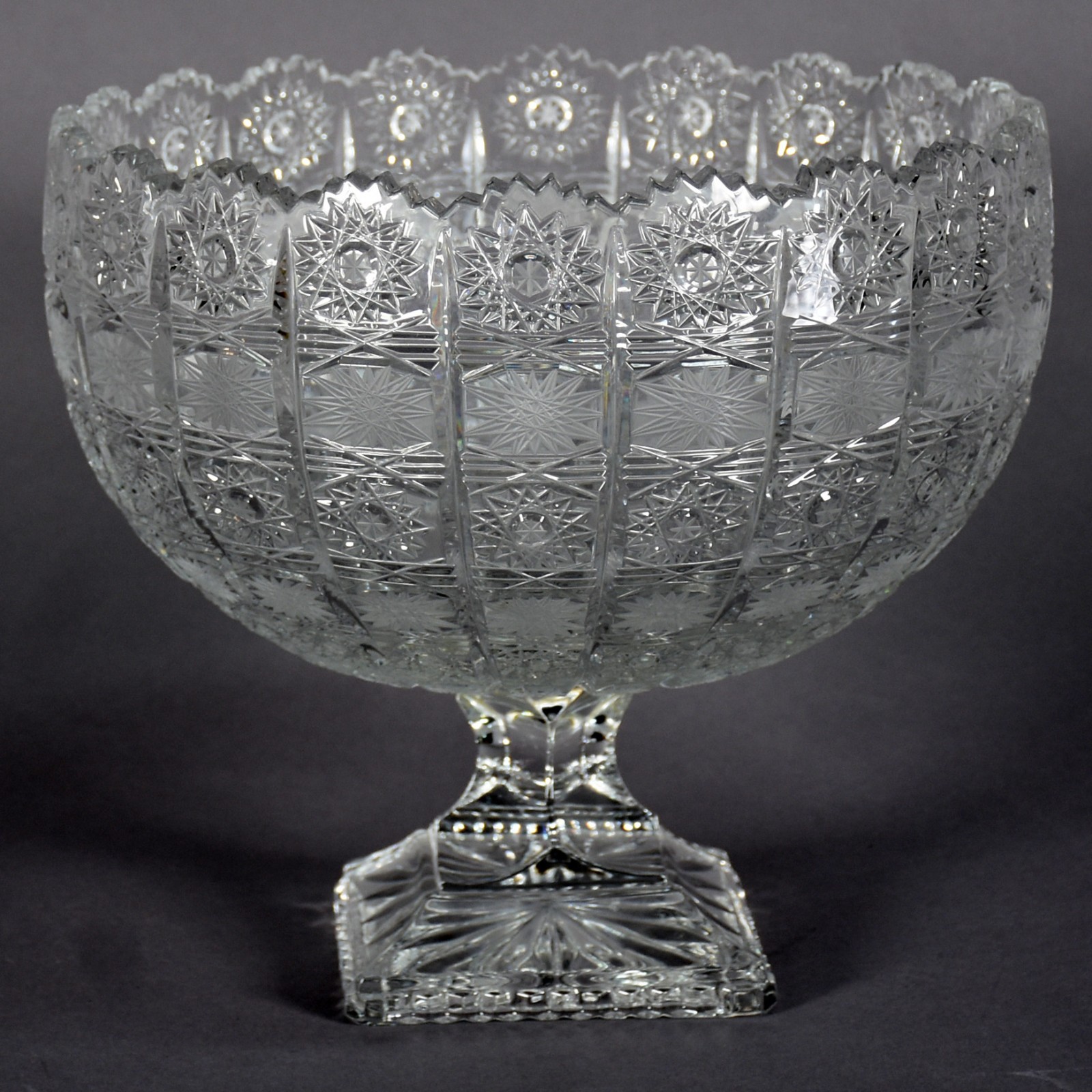Grande fruteira de cristal tcheco lapidado. - foto 1 de 3