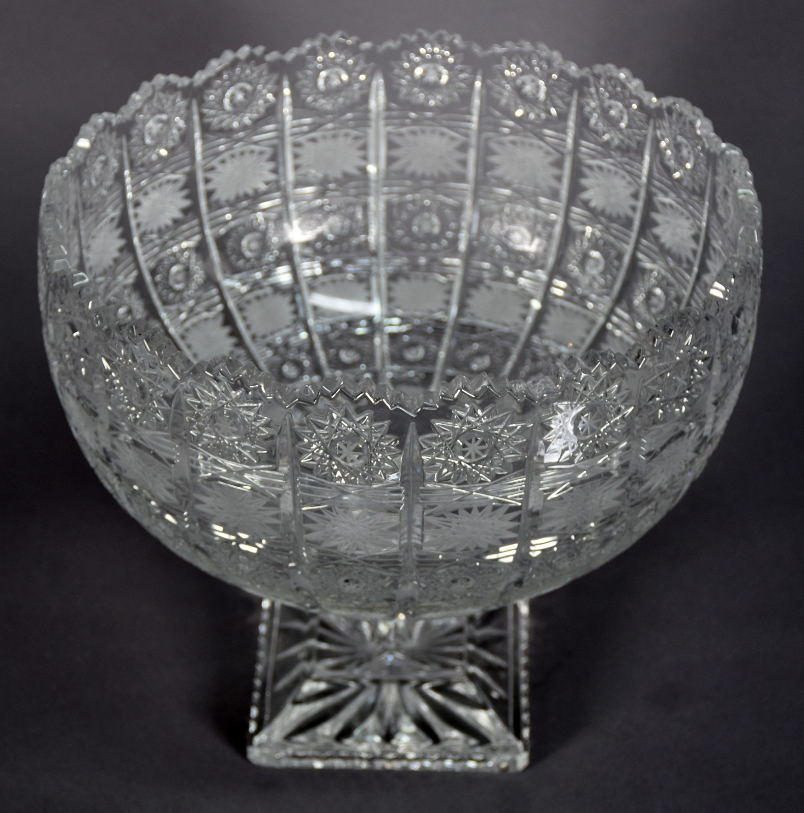 Grande fruteira de cristal tcheco lapidado. - foto 2 de 3