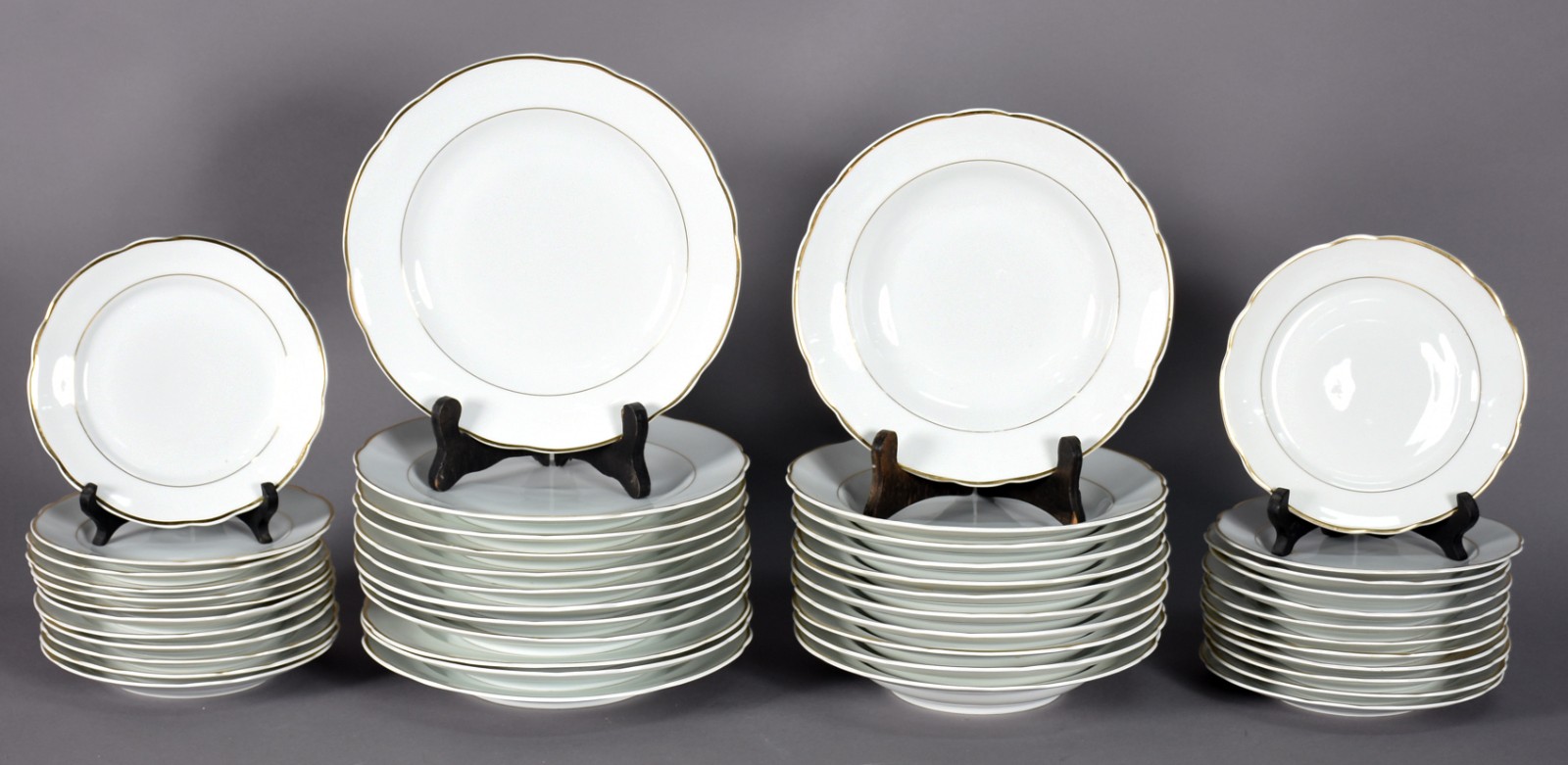 Aparelho de jantar, chá e café Real com friso dourado composto por 12... - foto 2 de 6