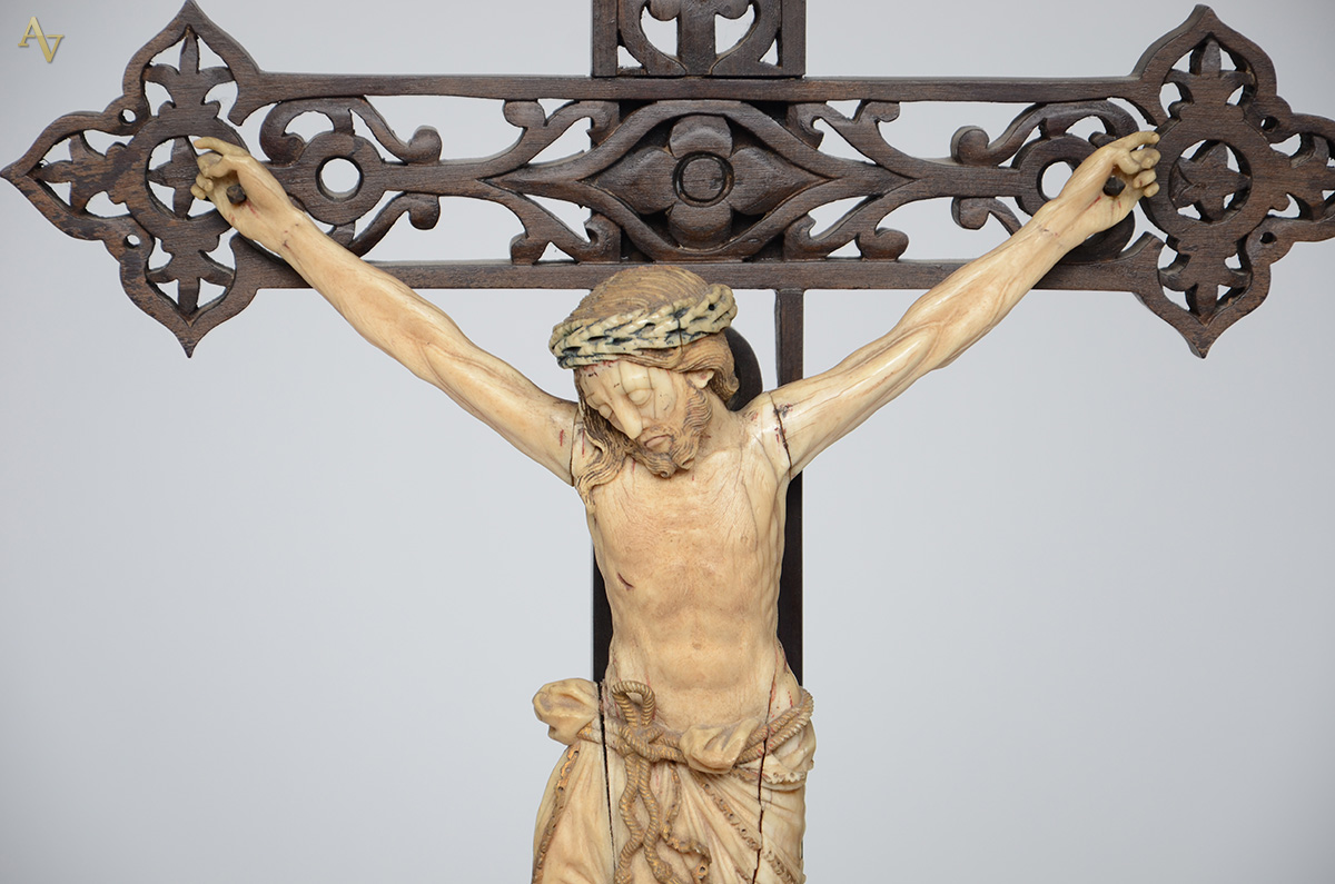 Belíssimo crucifixo de madeira entalhada e vazada com figura de... - foto 2 de 2