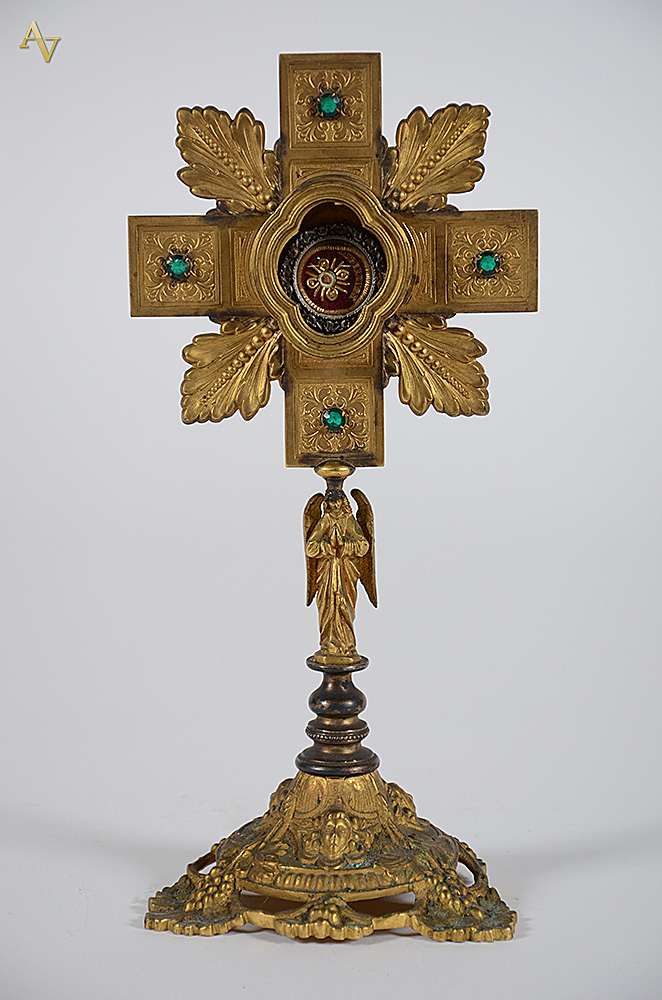 Relicário de metal dourado, altura 26 cm.