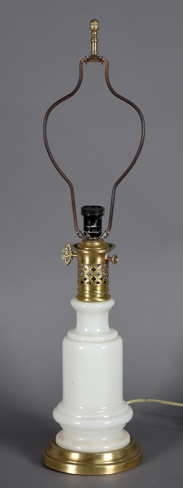 Luminária de opalina com detalhes em dourados. - foto 1 de 3