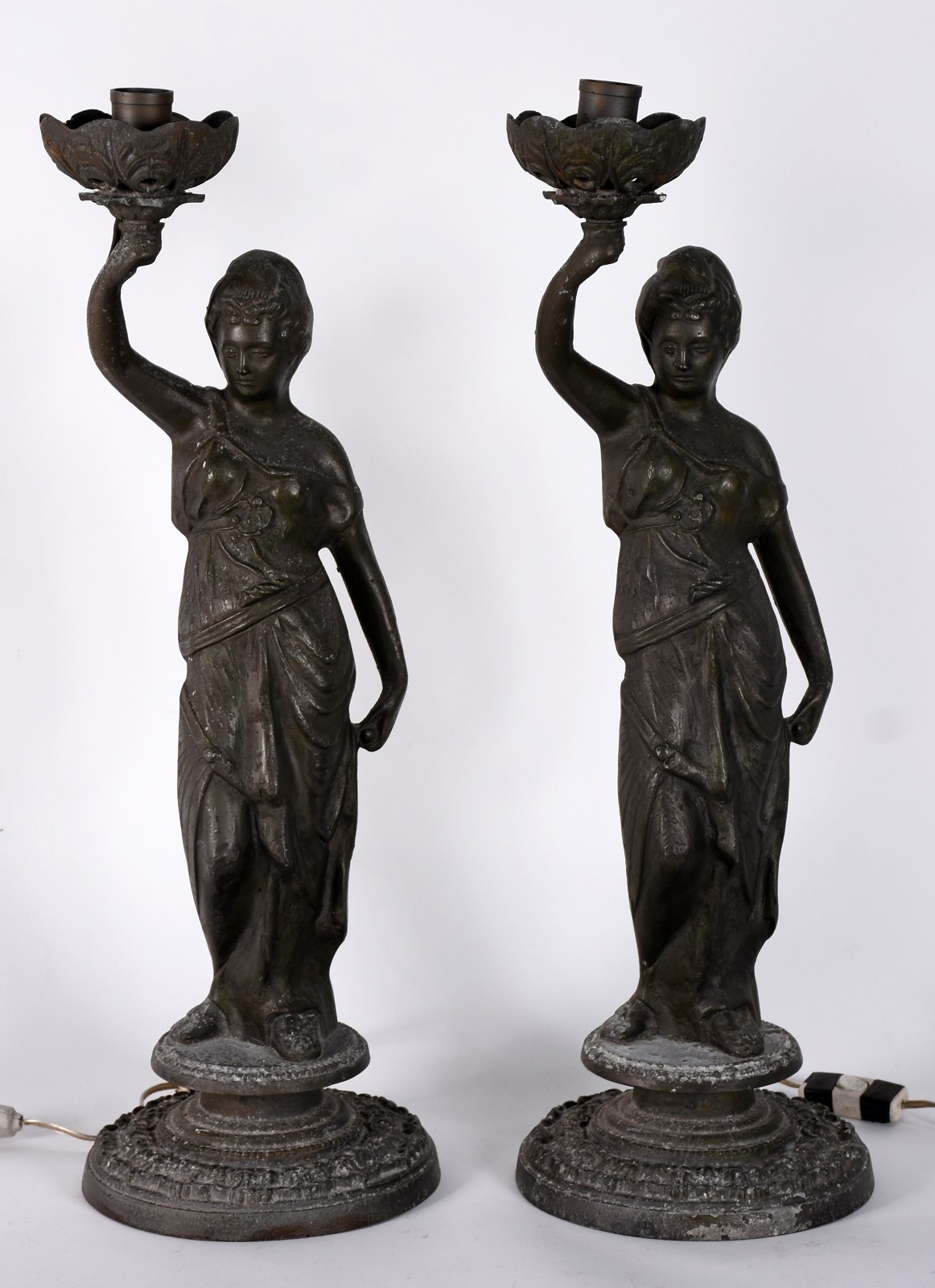 Par de luminárias de petit bronze representando figura feminina (com... - foto 1 de 6