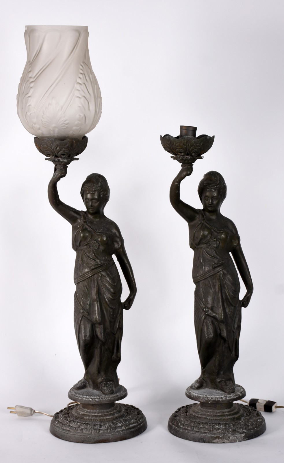 Par de luminárias de petit bronze representando figura feminina (com... - foto 2 de 6
