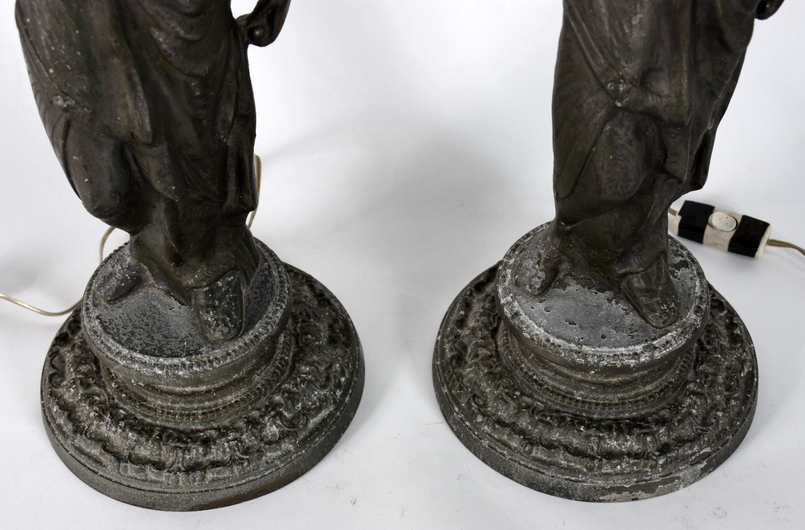 Par de luminárias de petit bronze representando figura feminina (com... - foto 3 de 6