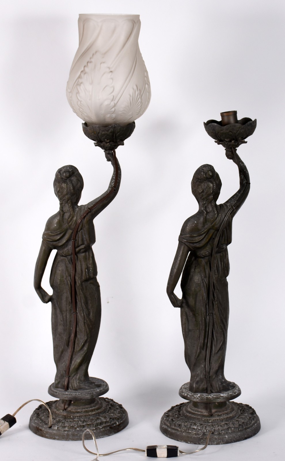 Par de luminárias de petit bronze representando figura feminina (com... - foto 4 de 6