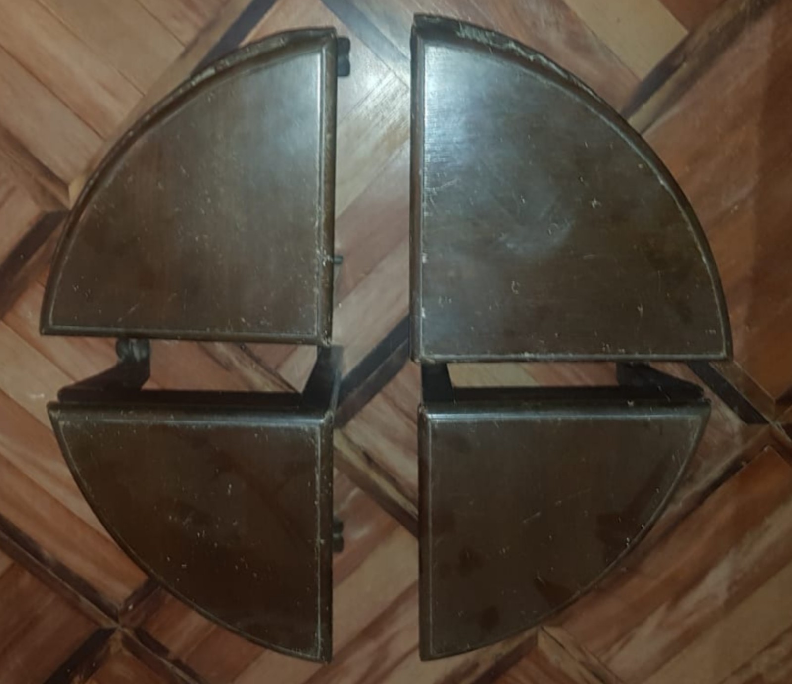 Mesa de madeira com cena de guerra em relevo e 4 banquinhos (retirada... - foto 3 de 4