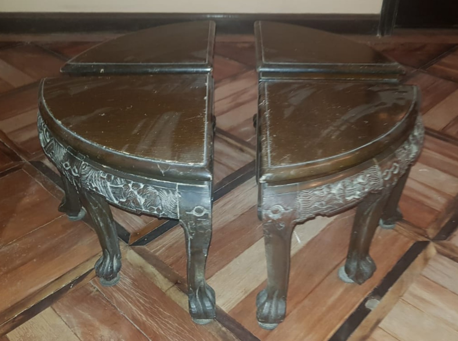 Mesa de madeira com cena de guerra em relevo e 4 banquinhos (retirada... - foto 4 de 4