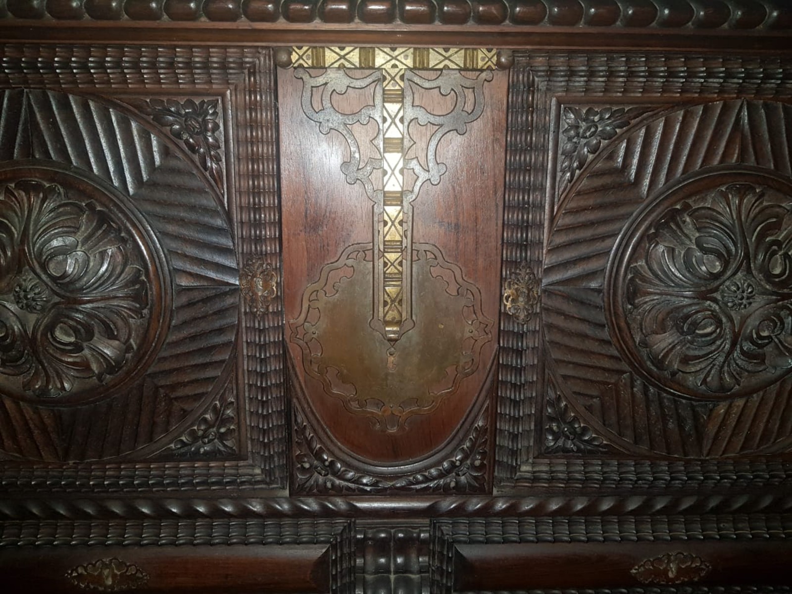 Móvel de madeira com duas portas (retirada na Tijuca/Usina). - foto 3 de 5