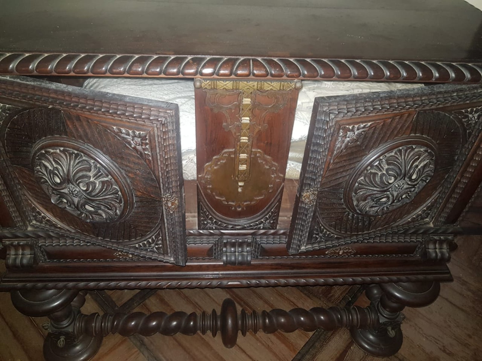 Móvel de madeira com duas portas (retirada na Tijuca/Usina). - foto 5 de 5