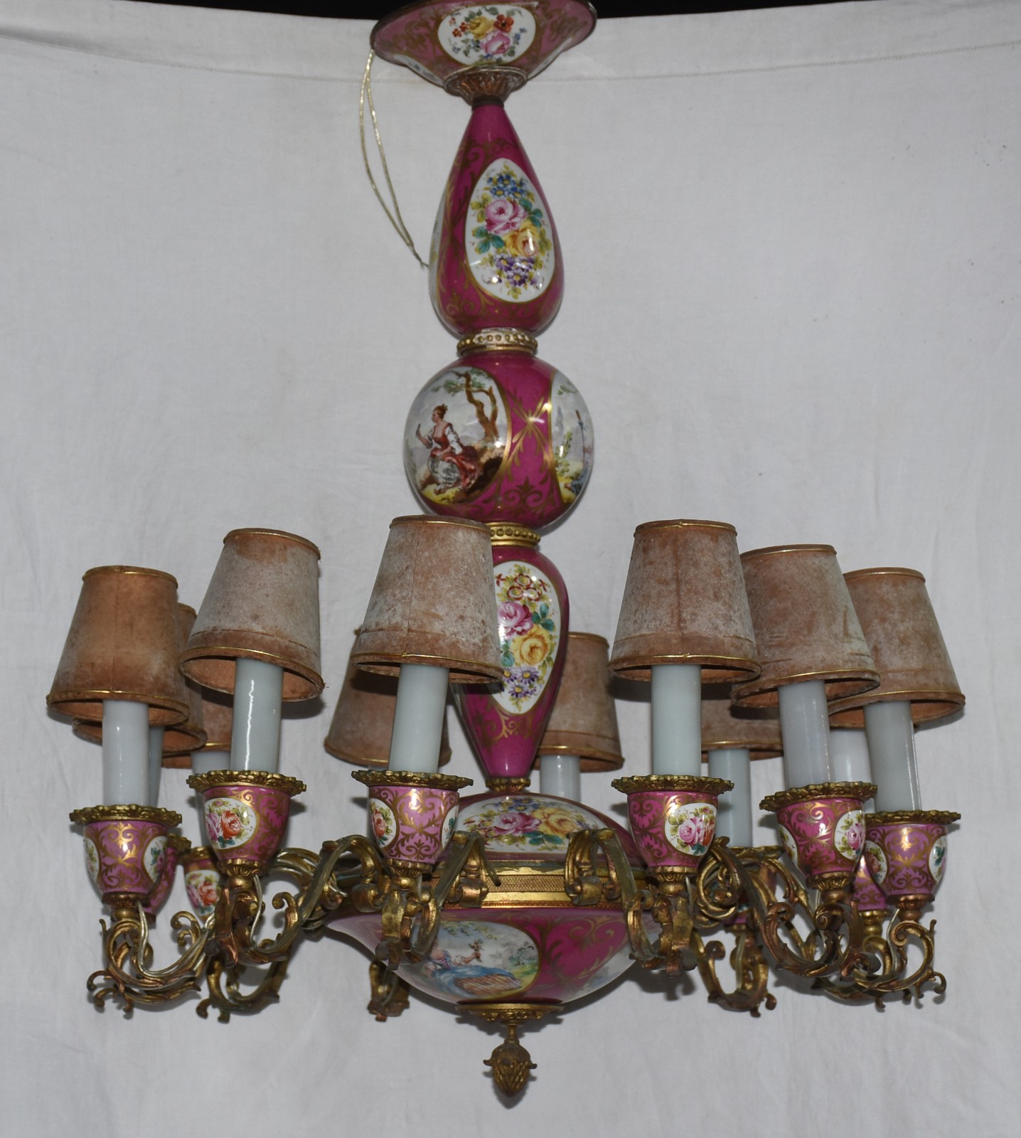 Lustre para 12 luzes com armação de metal dourado e porcelana... - foto 1 de 2